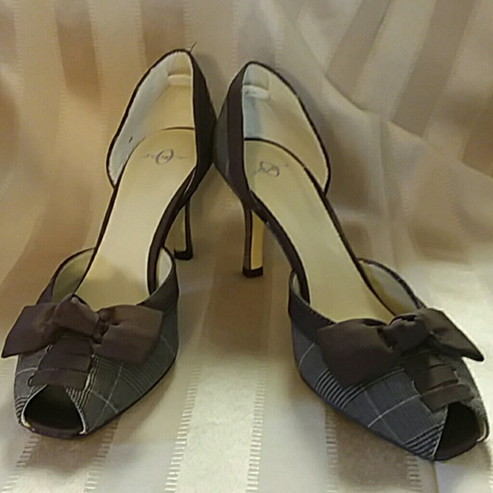 Brown plaid never worn heels with brown ribbon